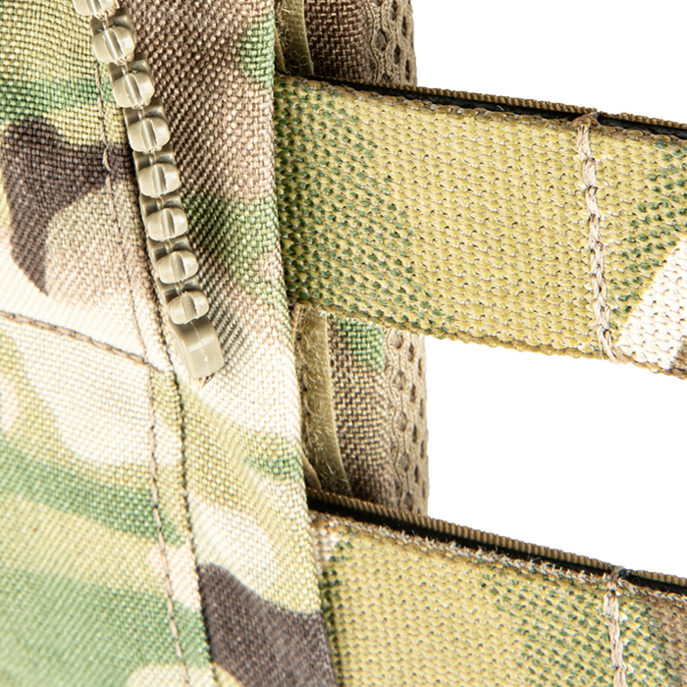 Side VELCRO® attachment points for connecting R-SERIES™ SIDE POUCHES